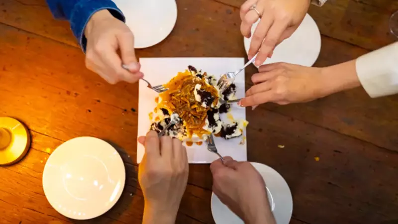 Tokum Dediğiniz Halde Tatlı Yiyorsunuz! İşte 'Ayrı Mide' Hissinin Bilimsel Sırrı