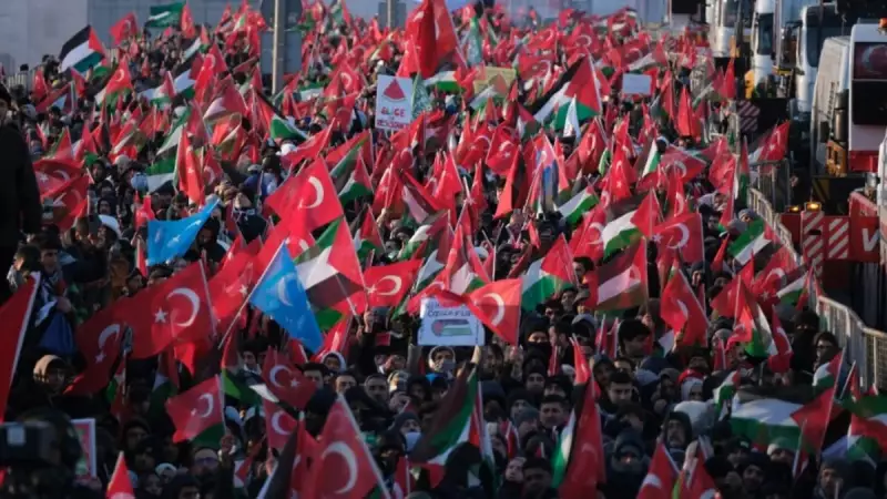 TÜRGEV Yılın İlk Sabahında Galata Köprüsü'nde Filistin İçin Yürüdü