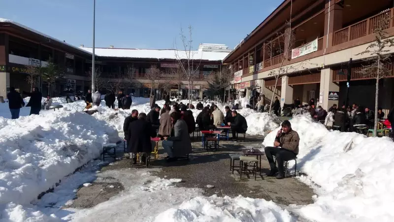 Van'da Kar Kütleleri Arasında Çay Keyfi: Esnafın Sıra Dışı Mola Anları