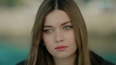 Afra Saraçoğlu, A.B.İ.'deki Çağla Karakterini Anlattı: 'Yaralarının Etrafında Savaşan Bir Kadın'