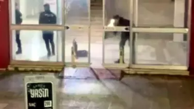 Esenyurt'ta İş Hanına Silahlı Saldırı: Taksiyle Gelen Şüpheli Kaçtı