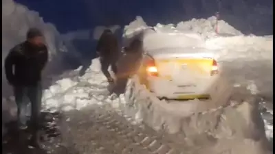 Hakkari'de Çığ Faciası: 3 Kişi Karayolları Ekiplerinin Zorlu Müdahalesiyle Kurtarıldı