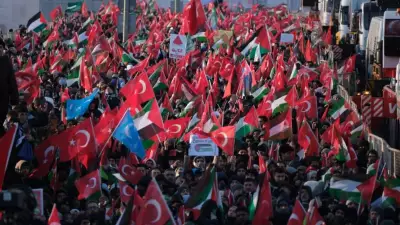 TÜRGEV Yılın İlk Sabahında Galata Köprüsü'nde Filistin İçin Yürüdü