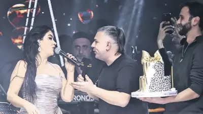 Zara 50. Yaşını Sahnede Pasta Sürpriziyle Kutladı