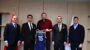 Fenerbahçe Heyeti, TBF Başkanı Hidayet Türkoğlu'nu Ziyaret Etti: Forma ve Top Hediyeleşmesi