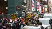 New York'ta Binlerce Kişi Venezuela'ya Askeri Müdahaleyi Protesto Etti