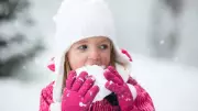 Çocuk Doktoru Uyardı: Kar Yemek Sağlık Riskleri Taşıyor