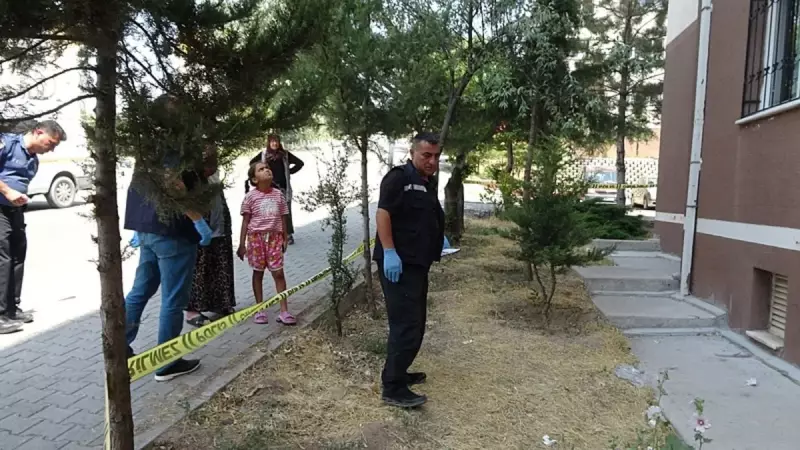 14 Yaşındaki Zeynep'in Fedakarlığı Göz Yaşarttı: Ekmeğini Annesiyle Paylaşırken Yakalandı!