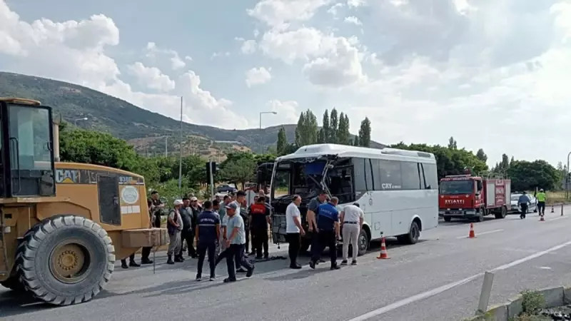 Afyonkarahisar'da Midibüs ile Kamyon Korkunç Kaza Yaptı: 7 Yaralı!