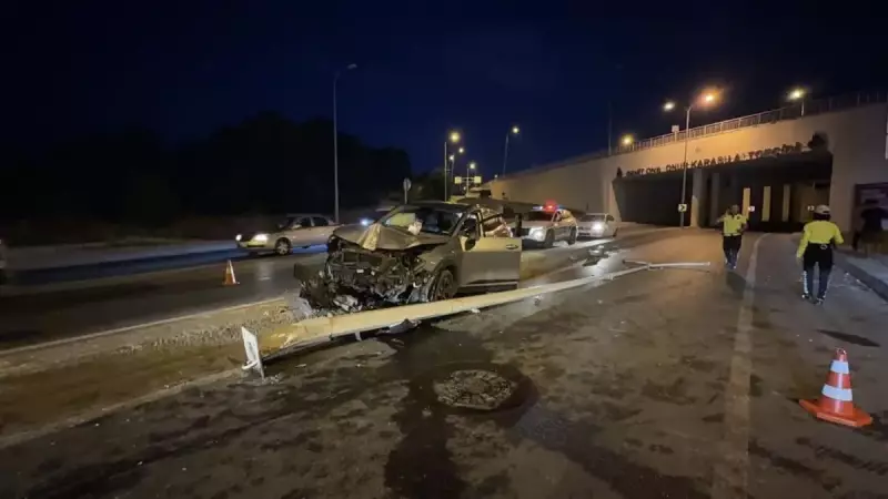 Arnavutköy'de Feci Kaza: Otomobil Elektrik Direğine Çarptı, 2 Yaralı!