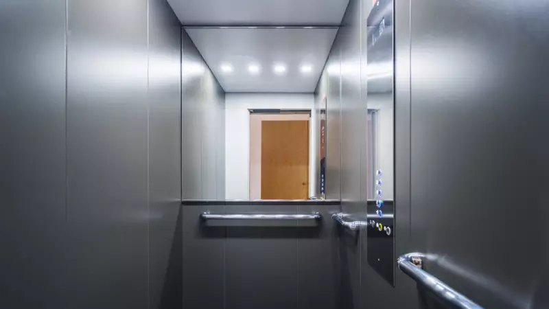 Asansörlerde Neden Hep Ayna Var? Şaşırtıcı Sebebini Öğrenince Çok Şaşıracaksınız!