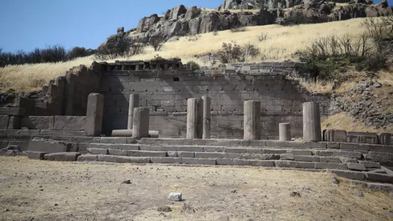 Assos'ta 3.500 Yıllık Antik Stoa Gün Işığına Çıkıyor: Tarihe Yolculuk Başlıyor!