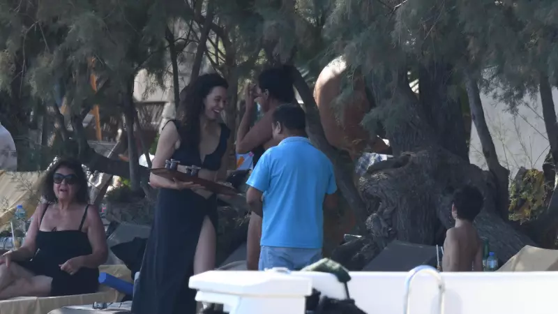 Azra Akın'ın Plaj Keyfi Sosyal Medyayı Salladı: İşte O Kareler!