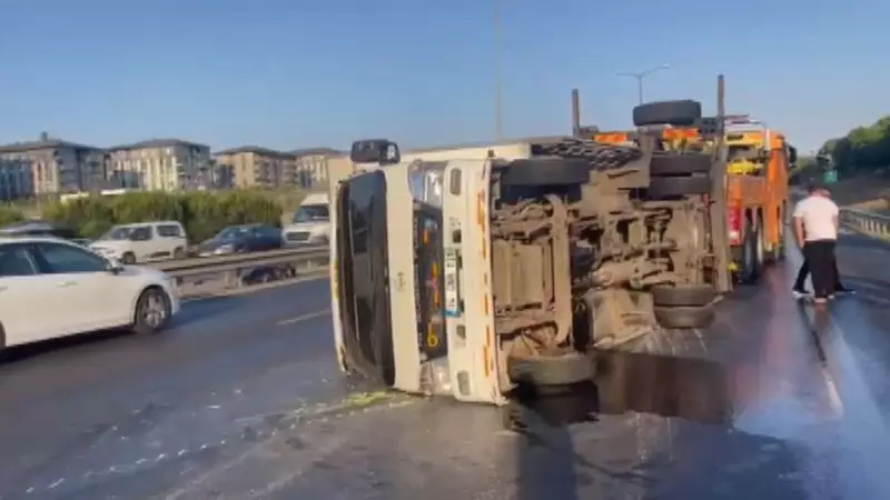 Başakşehir TEM Otoyolu'nda Korkutan Kaza: Kamyonet Devrildi, Trafik Felç Oldu!