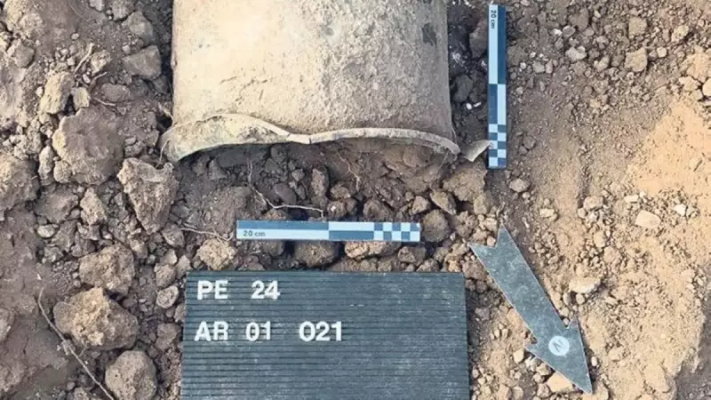 Bergama'da Tarihe Işık Tutan Keşif: 1800 Yıllık Şaşırtıcı Eserler Bulundu!