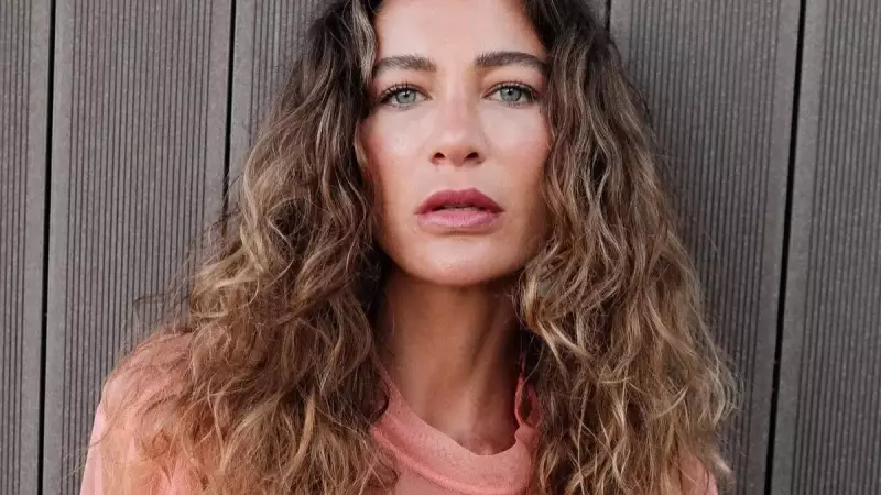 Berrak Tuzunataç'ın Şıklığıyla Göz Kamaştıran Kıyafeti ve Ayakkabı Uyumu Sosyal Medyada Fırtına Kopardı!