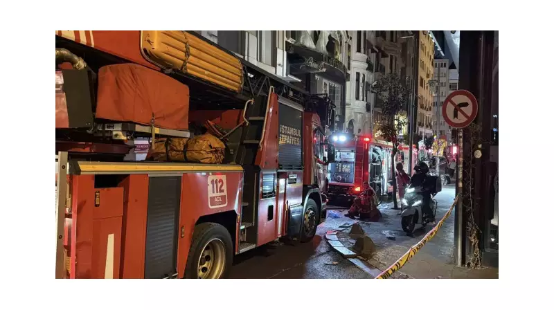 Beyoğlu'nda Gece Hayatını Sarsan Yangın: Eğlence Mekanının Çatısı Alevlere Teslim Oldu!