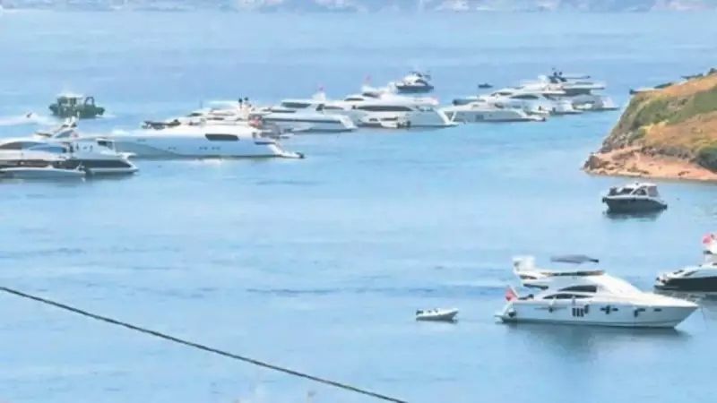 Bodrum'un Saklı Koyları Lüks Teknelerle Doldu Taştı! İşte Göz Kamaştıran Manzaralar