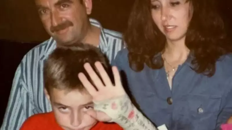 Bu Küçük Çocuğu Kameralara El Sallarken Tanıdınız mı? Şimdilerin Yıldızı Kim Çıktı!