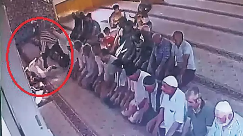 Camide Yaşanan Bıçaklı Saldırı: İnanç Mekânında Kan Döküldü!