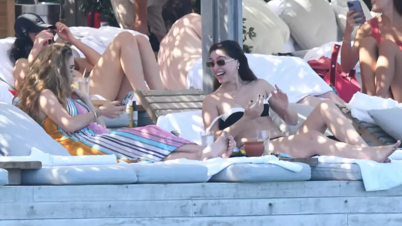 Cemre Baysel ve Öykü Celik'in Tatil Keyfi: Güneş, Kum ve Bol Kahkaha!