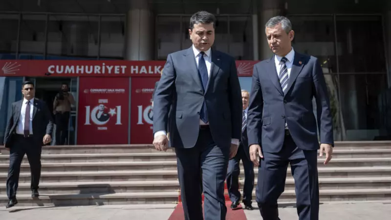 CHP Genel Başkanı Özel ile DP Lideri Uysal Görüştü: Siyasi İşbirliği Sinyalleri