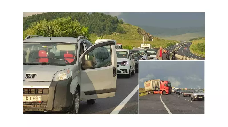 Dev Tır Yoldan Çıktı, Trafik Felç Oldu! Kilometrelerce Araç Kuyruğu