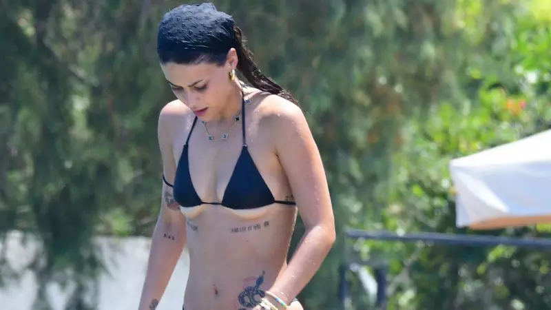 Devrim Özkan'ın Tatil Keyfi: Güneş, Kum ve Dinlenme Molası!