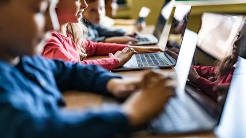 Dijital Dünyanın Tuzakları: 79 Yaş Grubu Sosyal Medyada Nasıl Kandırılıyor?