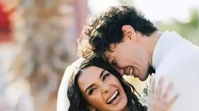 Ebru Şahin ve Eşi Cedi Osman'ın Denizde Aşk Dolu Tatili: İşte O Büyüleyici Anlar!