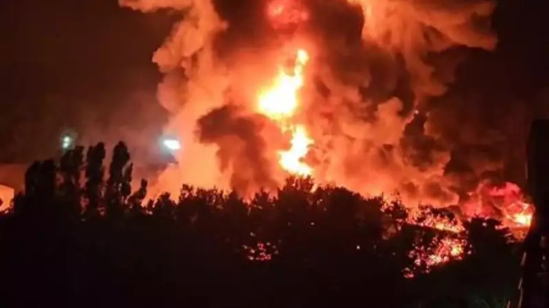 Çekmeköy'deki Fabrika Yangını: Alevler Geceyi Aydınlattı!