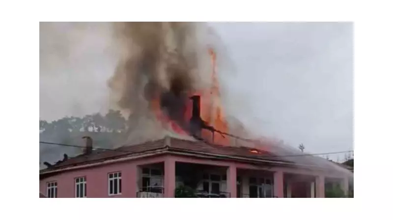 Elazığ'da Çatı Yangını: Alevler Son Anda Kontrol Altına Alındı!