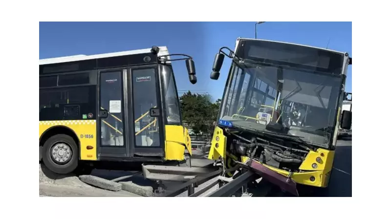 Fatih'te İETT Otobüsü Çelik Bariyerlere Takıldı: Sürücü ve Yolcular Şokta!
