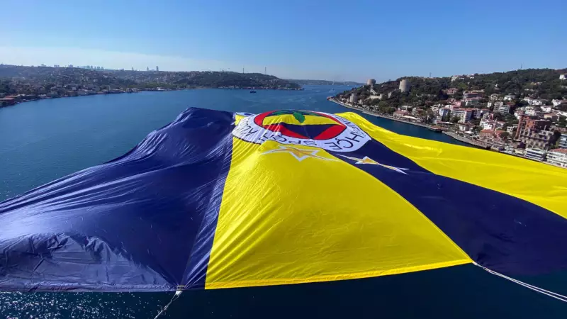 Fenerbahçe Taraftarları Bacon'un Bayraklarıyla Köprüleri Renklendirdi!