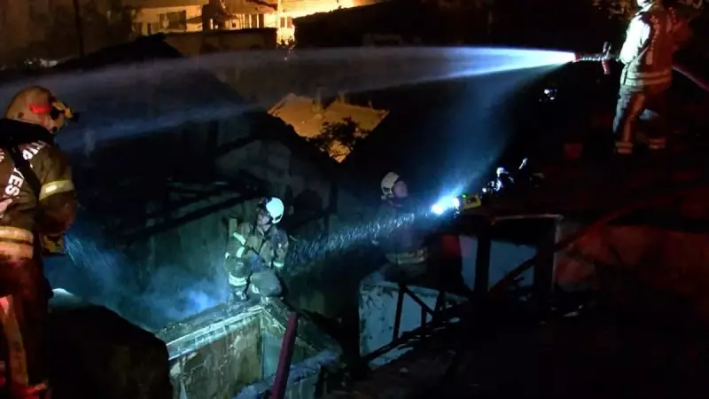 Gaziosmanpaşa'da Gecekondu Yangını: Alevler Geceyi Aydınlattı!