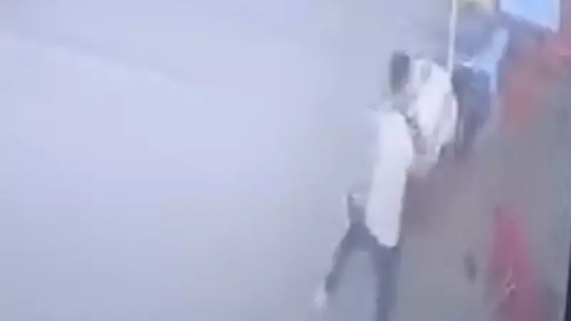 Genç Adamı İş Yeri Önünde Sopayla Dövdüler: Şiddetin Sınırı Yok!