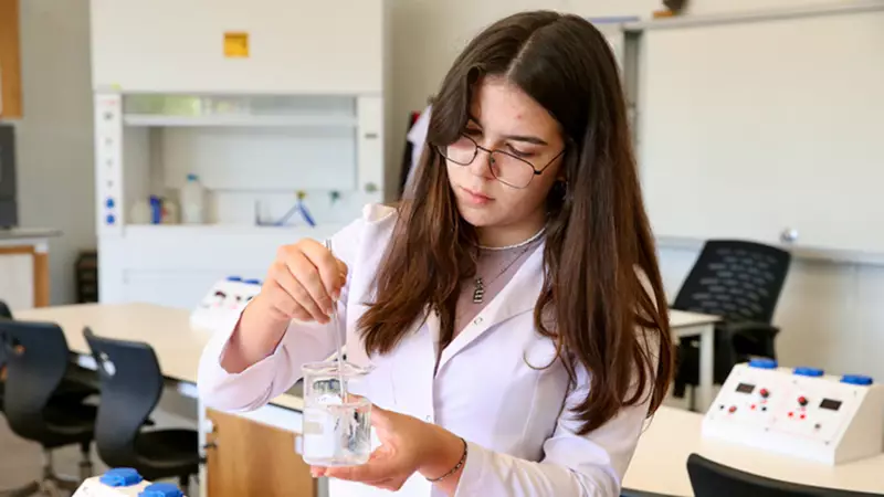 Genç Bilim Aşığı Kuzey Kutbu'nda Keşif Peşinde: Hedefi Bilim Dünyasında İz Bırakmak!