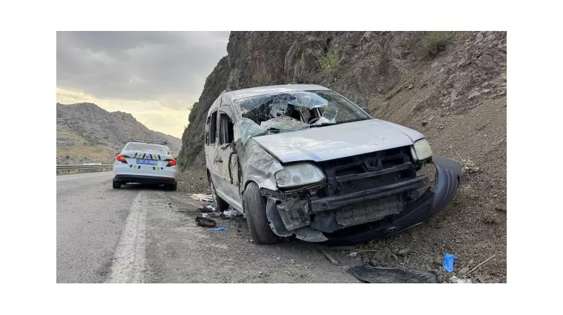 Hakkari'de Korkutan Kaza: Hafif Ticari Araç Devrildi, 5 Kişi Yaralandı!