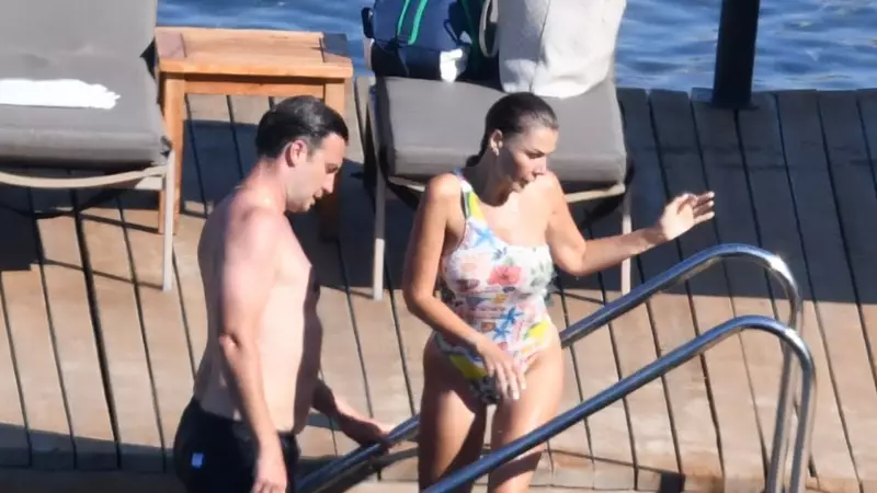 Hatice Sendil ve Burak Sağyasar'ın Romantik Kaçamağı: Tatilde Aşk Tazelediler!