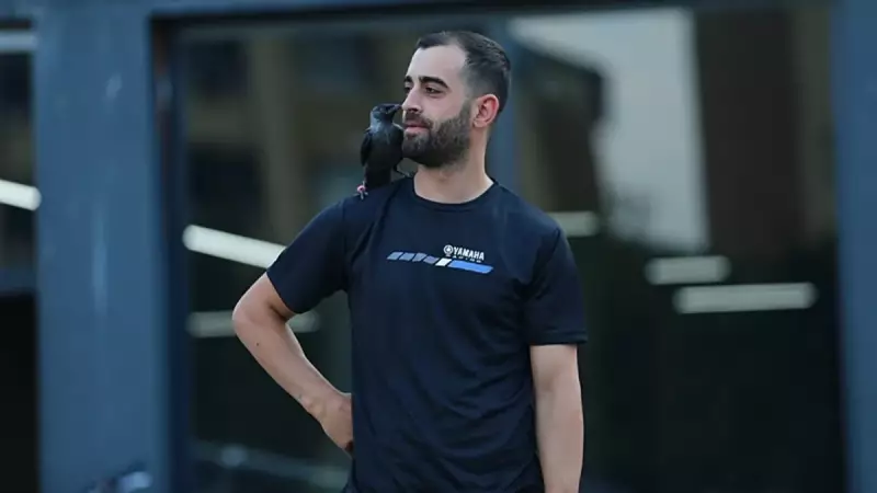 Şimşek Adlı Karga ile Motosiklet Ustasının İnanılmaz Dostluğu Herkesi Şaşırttı!