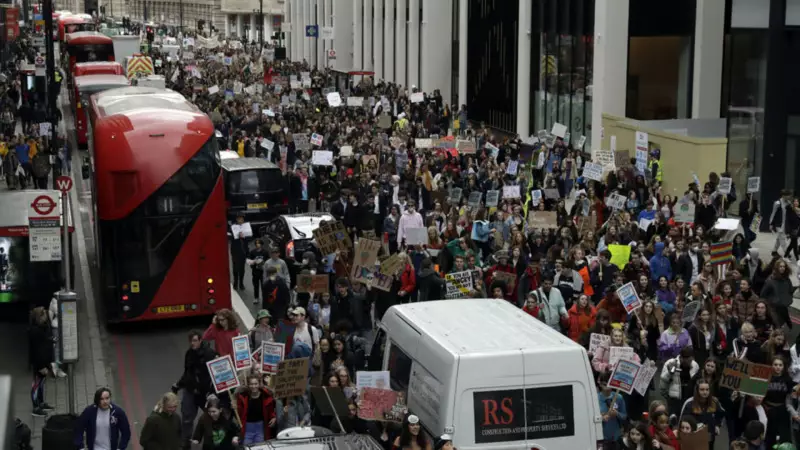 İngiltere'de Seçimlerde Çığır Açan Değişiklik: Oy Kullanma Yaşı 16'ya İnecek!