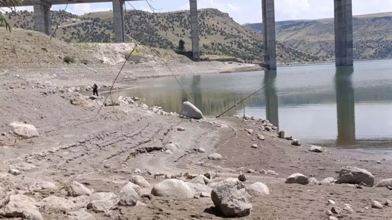 Karakurt Barajı'nda Su Seviyesi Alarm Veriyor: 30 Metrelik Çekilme Şaşırttı!