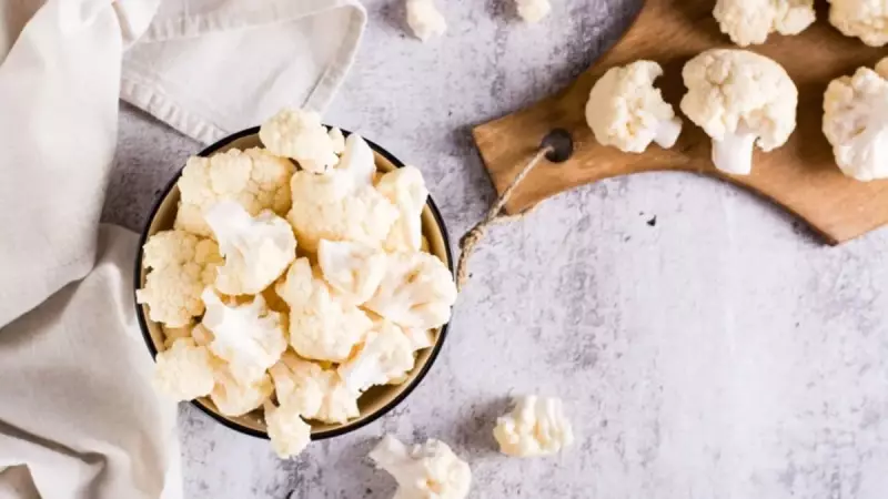 Karnabaharın Ağır Kokusunu Yok Eden Şeflerin Sırrı: Suya Birkaç Damla Damlatın!