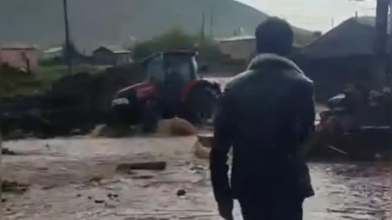 Kars ve Ardahan'da Aniden Bastıran Sağanak: Sokaklar Göle Döndü!