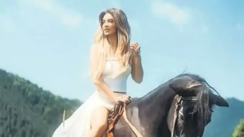 Klip Çekimi Sırasında Attan Düşen Ünlü Şarkıcı: İşte Yaşananlar!