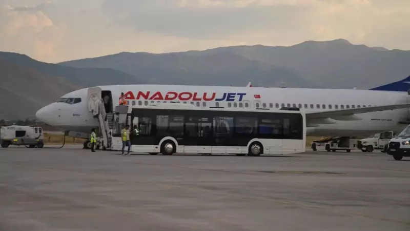 Kuş Sürüsüne Çarpan Uçak, İstanbul'a Acil İniş Yaptı!