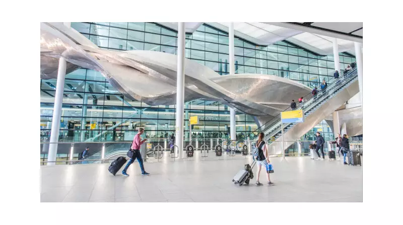 Londra Hava Sahası Karıştı: Uçuşlar Askıya Alındı, Yolcular Perişan!