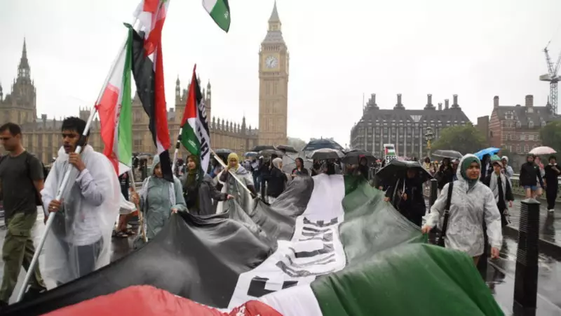 Londra'da Filistin İçin Dev Kalabalık: Binlerce Kişi Adalet İçin Yürüdü!