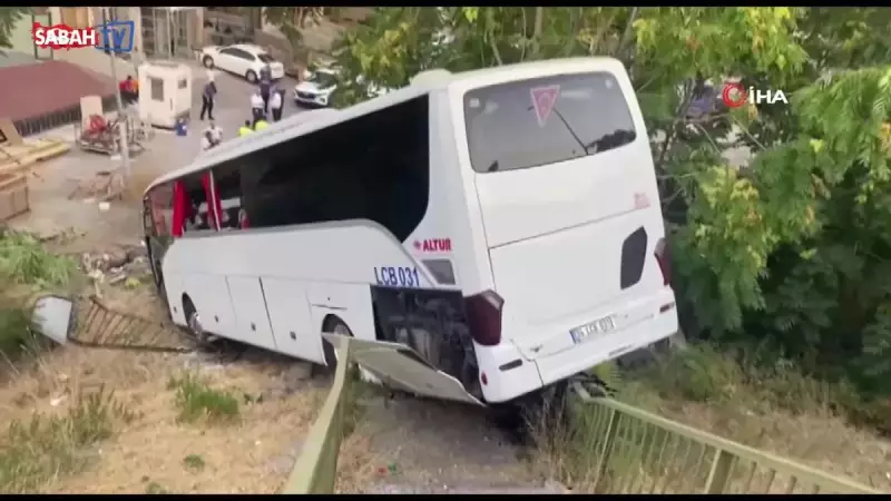 Maltepe'de Servis Otobüsü Şarampole Yuvarlandı: Yaralılar Var!