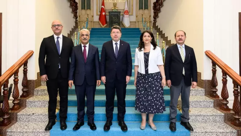 Mersin'de Cami Avlusunda Uyuşturucu Kullanırken Müezzini Bıçaklayan Şahıs Kameralara Yakalandı!